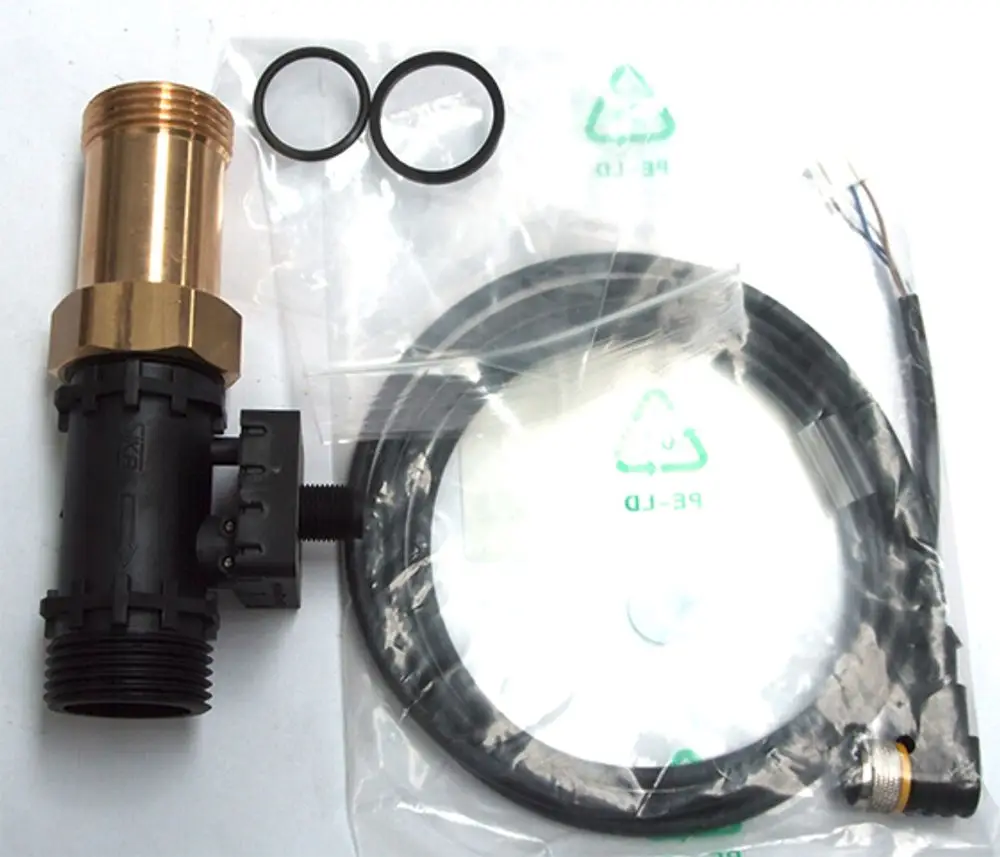 Durchflusssensor von Daikin, bestehend aus einem Kunststoffkörper mit metallenen Anschlussgewinden, zwei O-Ringen und einem Kabel. Verpackt in einem transparenten Beutel.
